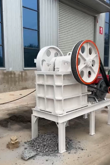 картинка Компактная дизельная щековая дробилка (модель T- 210)  от интернет-магазина Метасила